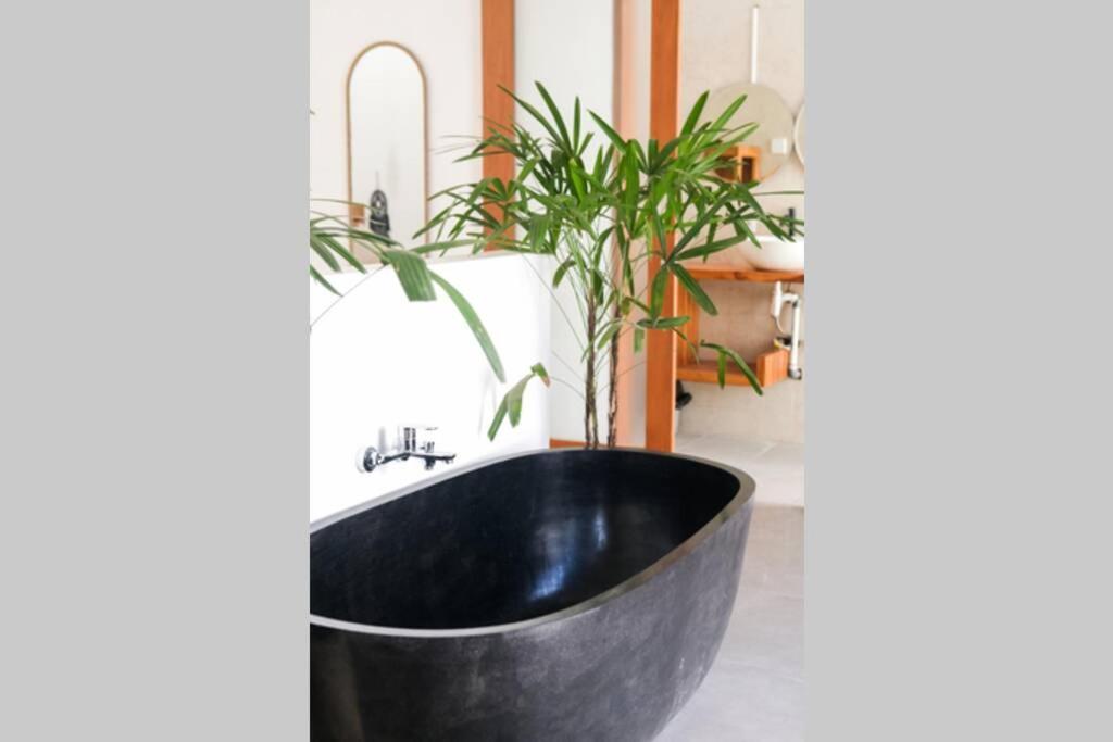 Kiki Village Bathtub Canggu Eksteriør bilde